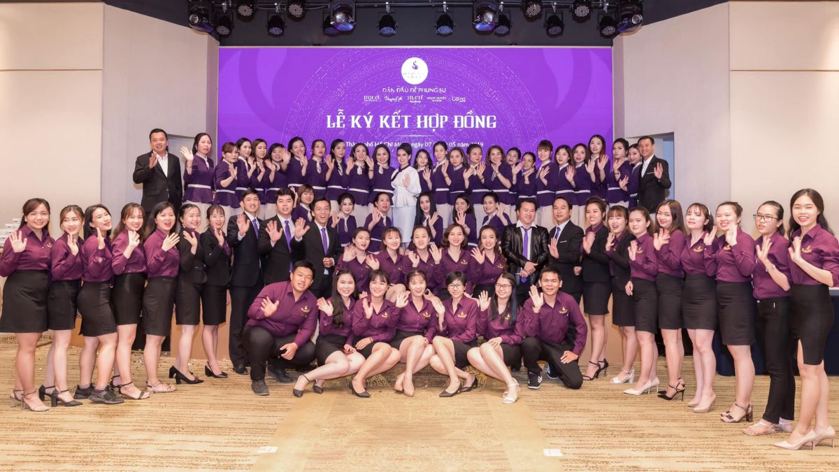 Toàn bộ nhân viên và các nhà phân phối tham dự buổi Đại hội