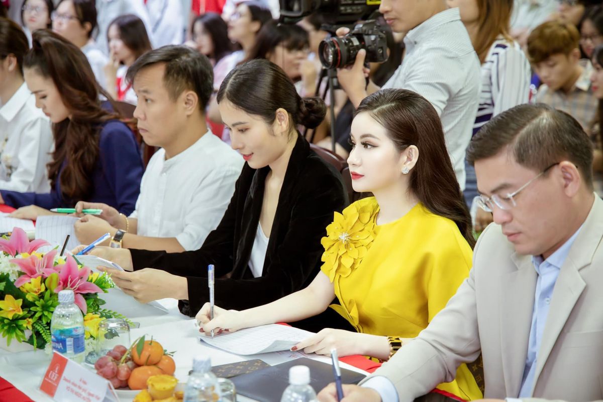 Huyền Cò nổi bật trước đám đông